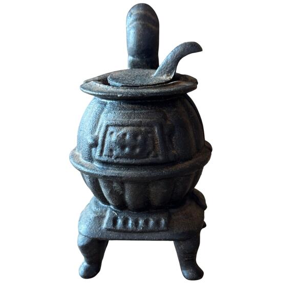 Vintage Miniature Cast Iron Potbelly Stove Salesman Sample or Toy Accessory - Picture 1 of 6
